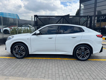 Cargar imagen en el visor de la galería, BMW iX2 XDrive30 M Modelo 2025