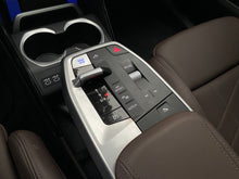 Cargar imagen en el visor de la galería, BMW IX1 xDrive30 Modelo 2025