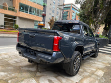 Cargar imagen en el visor de la galería, Toyota Tacoma TRD Pro Híbrida Modelo 2025