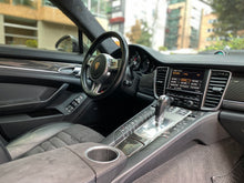 Cargar imagen en el visor de la galería, Porsche Panamera GTS Modelo 2015
