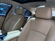 Cargar imagen en el visor de la galería, BMW 528I Modelo 2016