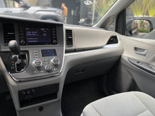Cargar imagen en el visor de la galería, Toyota Sienna LE Modelo 2019