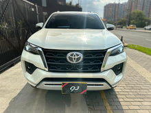 Cargar imagen en el visor de la galería, Toyota Fortuner SRV Modelo 2022