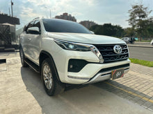 Cargar imagen en el visor de la galería, Toyota Fortuner SRV Modelo 2022