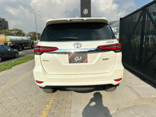 Cargar imagen en el visor de la galería, Toyota Fortuner SRV Modelo 2022
