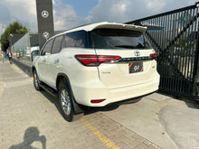 Cargar imagen en el visor de la galería, Toyota Fortuner SRV Modelo 2022