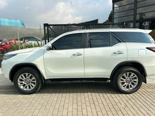Cargar imagen en el visor de la galería, Toyota Fortuner SRV Modelo 2022
