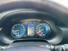 Cargar imagen en el visor de la galería, Toyota Fortuner SRV Modelo 2022