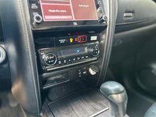 Cargar imagen en el visor de la galería, Toyota Fortuner SRV Modelo 2022