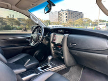 Cargar imagen en el visor de la galería, Toyota Fortuner SRV Modelo 2022