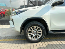 Cargar imagen en el visor de la galería, Toyota Fortuner SRV Modelo 2022