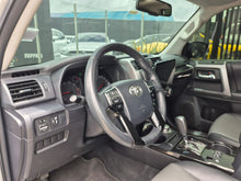 Cargar imagen en el visor de la galería, Toyota 4Runner SR5 Modelo 2023