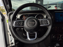 Cargar imagen en el visor de la galería, Jeep Wrangler Sahara Modelo 2023