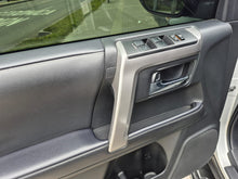 Cargar imagen en el visor de la galería, Toyota 4Runner SR5 Modelo 2023