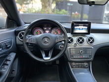 Cargar imagen en el visor de la galería, Mercedes-Benz CLA 180 Modelo 2016
