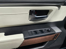 Cargar imagen en el visor de la galería, Toyota Sequoia Capstone Hibrida Blindada Modelo 2024
