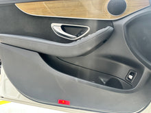 Cargar imagen en el visor de la galería, Mercedes-Benz C200 Modelo 2017
