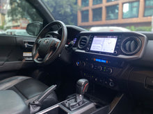 Cargar imagen en el visor de la galería, Toyota Tacoma TRD Pro Modelo 2020

