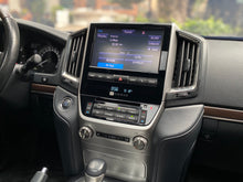 Cargar imagen en el visor de la galería, Toyota Land Cruiser 200 VX Blindada Modelo 2020
