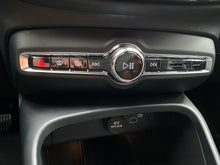 Cargar imagen en el visor de la galería, Volvo XC40 B4 Híbrido Modelo 2023
