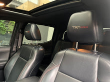 Cargar imagen en el visor de la galería, Toyota Tacoma TRD Pro Modelo 2020
