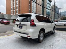 Cargar imagen en el visor de la galería, Toyota Prado TXL Modelo 2020
