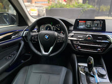 Cargar imagen en el visor de la galería, BMW 520I Modelo 2018
