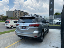 Cargar imagen en el visor de la galería, Toyota Fortuner SRV Modelo 2022
