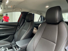 Cargar imagen en el visor de la galería, Mazda 3 Touring Híbrido Modelo 2025
