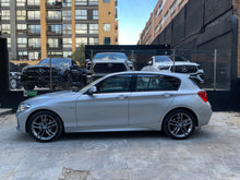 Cargar imagen en el visor de la galería, BMW 120I Paquete M Modelo 2017

