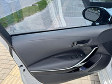 Cargar imagen en el visor de la galería, Toyota Corolla XEI Híbrido Modelo 2023
