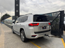 Cargar imagen en el visor de la galería, Toyota Land cruiser 300 ZX Modelo 2023
