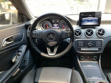 Cargar imagen en el visor de la galería, Mercedes-Benz CLA 180 Modelo 2019
