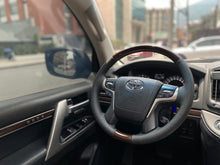 Cargar imagen en el visor de la galería, Toyota Land Cruiser 200 VX Modelo 2017
