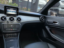 Cargar imagen en el visor de la galería, Mercedes-Benz CLA 180 Modelo 2016
