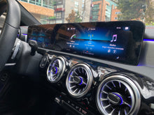 Cargar imagen en el visor de la galería, Mercedes-Benz CLA 200 Modelo 2023
