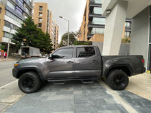 Cargar imagen en el visor de la galería, Toyota Tacoma TRD Pro Modelo 2020
