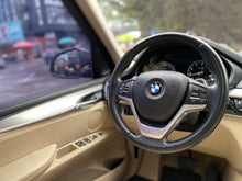 Cargar imagen en el visor de la galería, BMW X5 xDrive50I Modelo 2017
