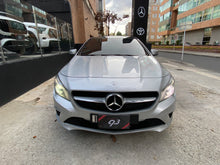 Cargar imagen en el visor de la galería, Mercedes-Benz CLA 180 Modelo 2016
