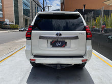 Cargar imagen en el visor de la galería, Toyota Prado TXL Blindada Modelo 2019
