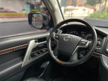 Cargar imagen en el visor de la galería, Toyota Land Cruiser 200 VX Blindada Modelo 2020
