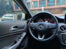 Cargar imagen en el visor de la galería, Mercedes-Benz GLA 200 Modelo 2018
