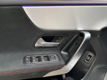 Cargar imagen en el visor de la galería, Mercedes-Benz CLA 200 Modelo 2023

