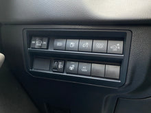 Cargar imagen en el visor de la galería, Toyota Sequoia SR5 Sport Modelo 2025
