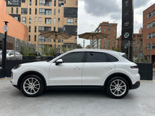 Cargar imagen en el visor de la galería, Porsche Cayenne Premium Package Plus Modelo 2024
