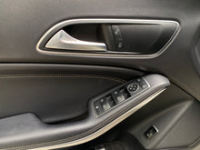 Cargar imagen en el visor de la galería, Mercedes-Benz CLA 180 Modelo 2019

