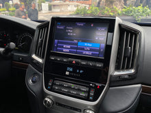 Cargar imagen en el visor de la galería, Toyota Land Cruiser 200 VX Blindada Modelo 2020
