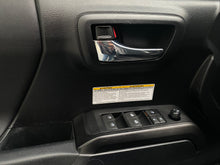 Cargar imagen en el visor de la galería, Toyota Tacoma TRD Pro Modelo 2020
