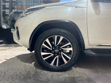 Cargar imagen en el visor de la galería, Toyota Fortuner Modelo 2017
