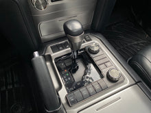 Cargar imagen en el visor de la galería, Toyota Land Cruiser 200 VX Blindada Modelo 2020

